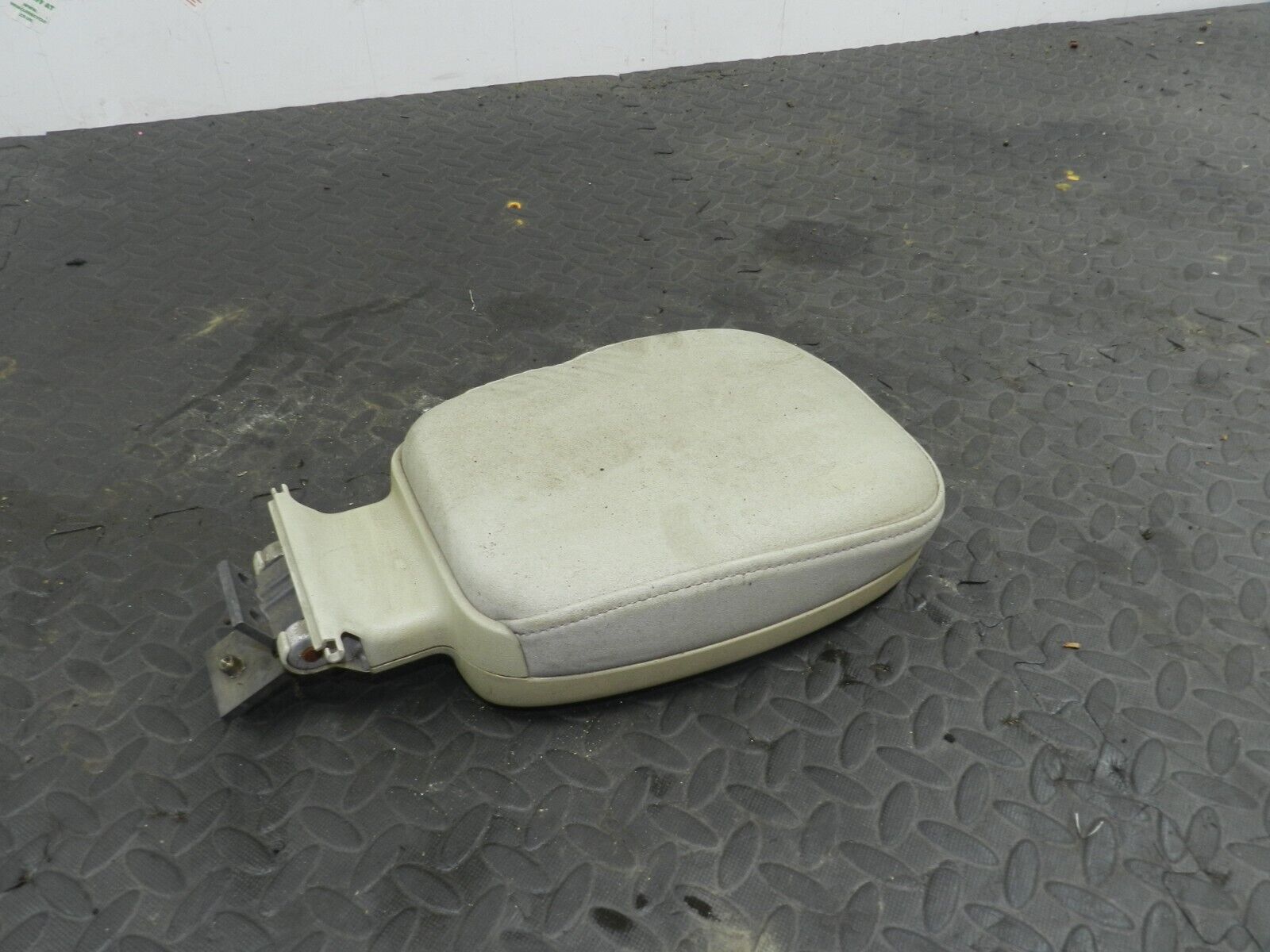 (154) 2003 LAND ROVER DISCOVERY 2 TD5. 3RD THIRD ROW SEAT FOLD DOWN HEAD REST