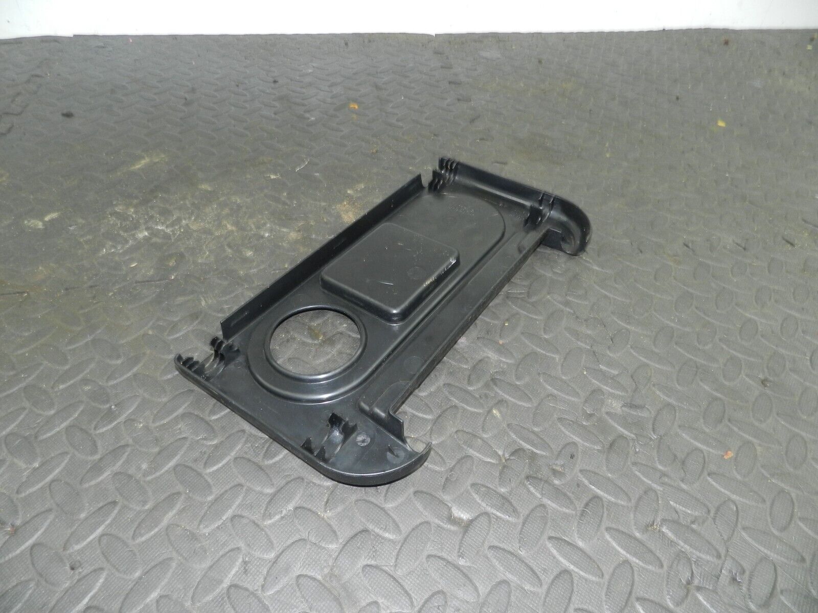 (154) 2003 LAND ROVER DISCOVERY 2 TD5. 3RD THIRD ROW SEAT SIDE TRAY - Image 2