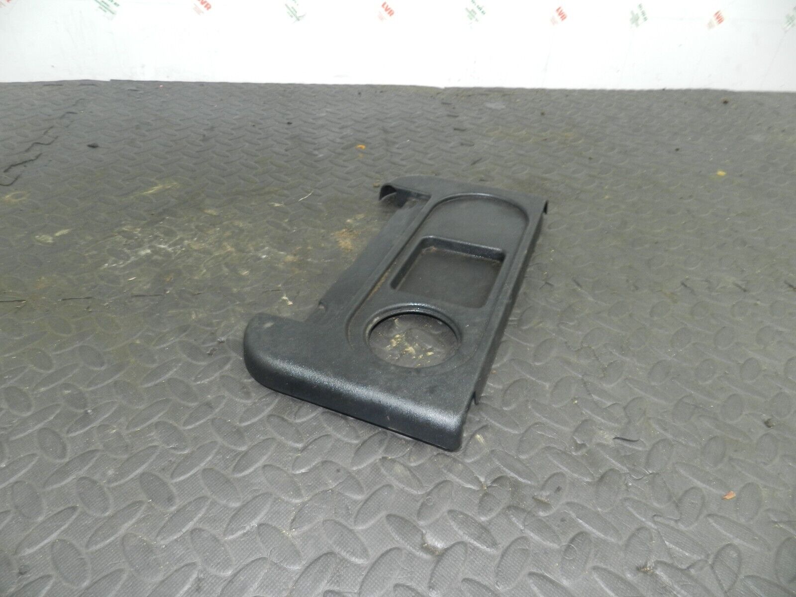 (154) 2003 LAND ROVER DISCOVERY 2 TD5. 3RD THIRD ROW SEAT SIDE TRAY - Image 3
