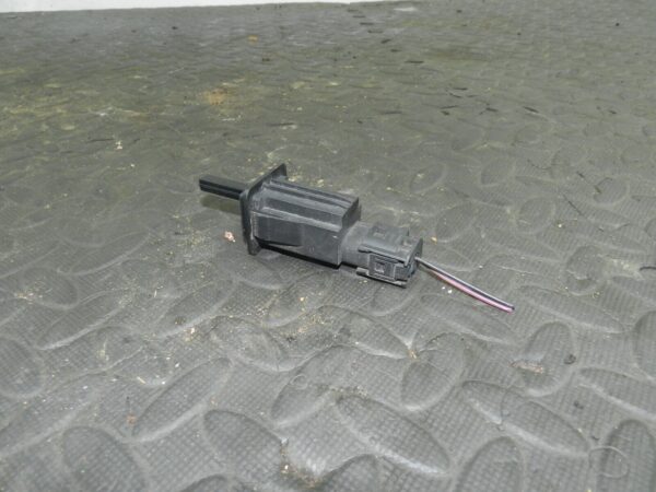 (154) 2003 LAND ROVER DISCOVERY 2 TD5. BONNET SWITCH