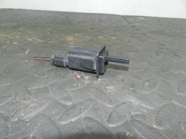 (154) 2003 LAND ROVER DISCOVERY 2 TD5. BONNET SWITCH - Image 2