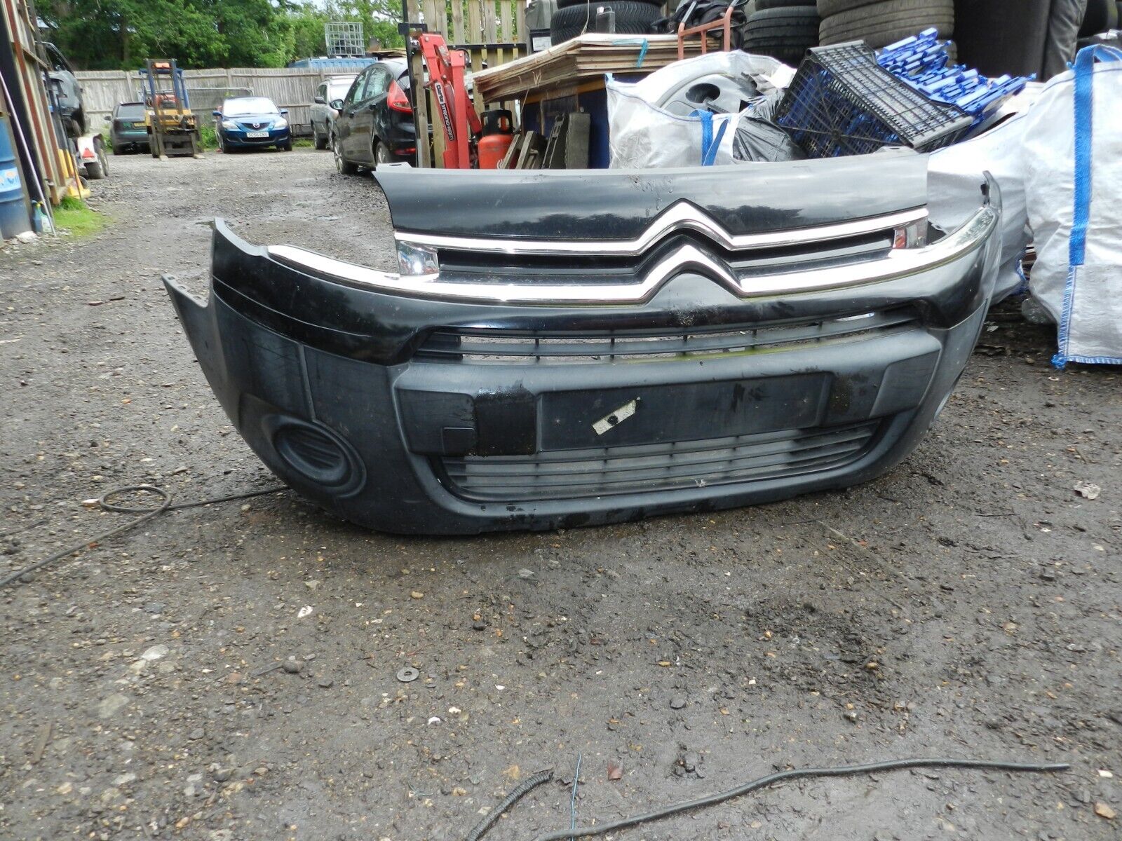 2015 CITROEN BERLINGO MK2. FRONT BUMPER WITH GRILLE IN BLACK SMALL DAMAGE