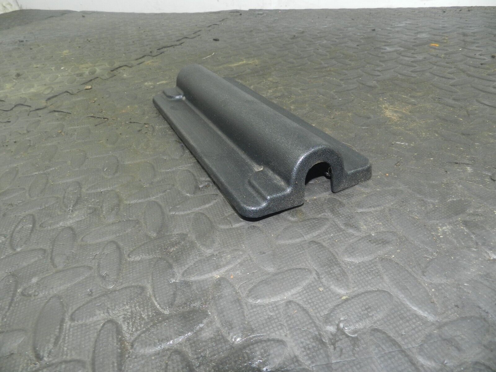 (154) 2003 LAND ROVER DISCOVERY 2 TD5. 3RD THIRD ROW SEAT FRAME TRIM - Image 2