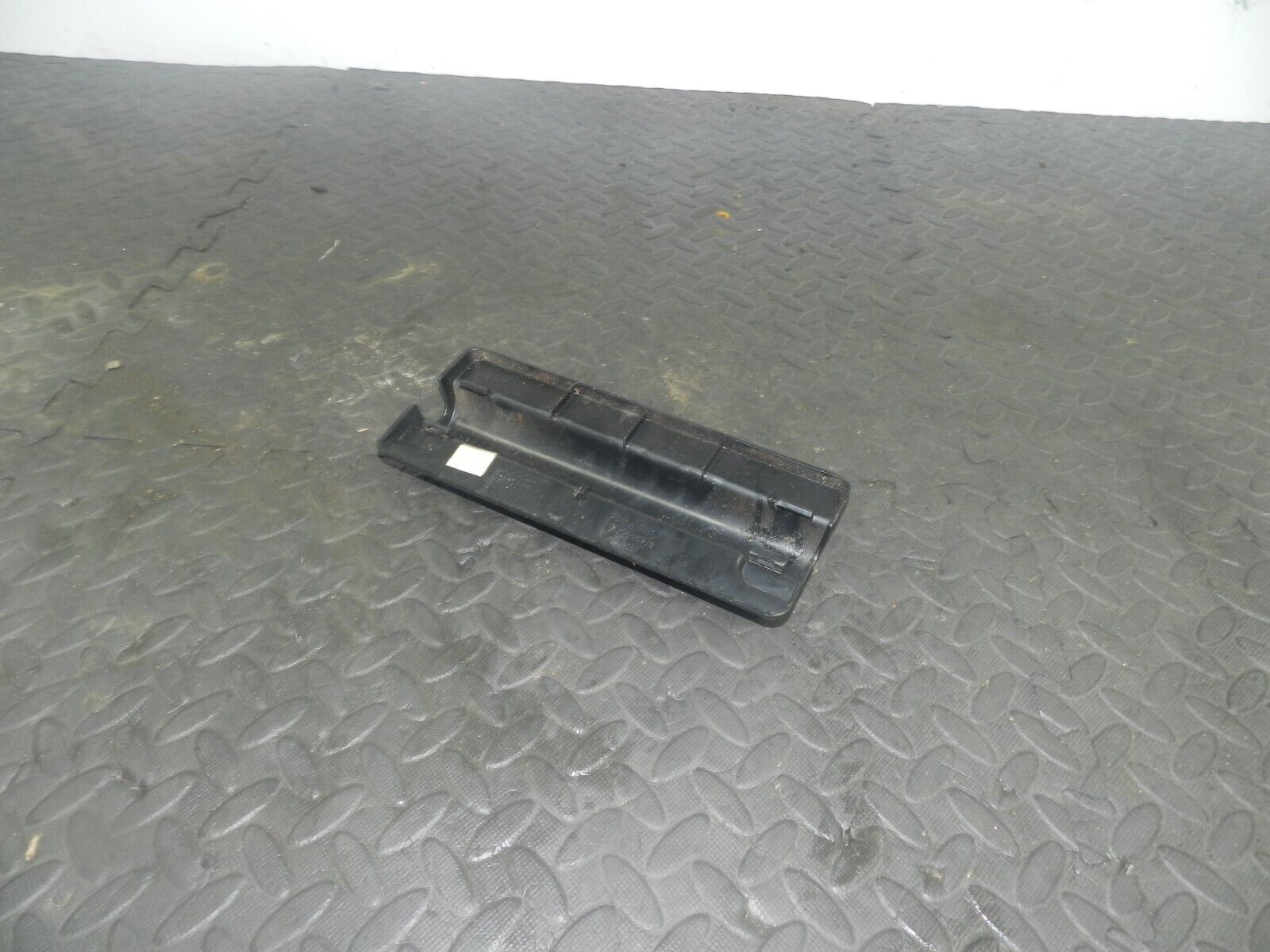 (154) 2003 LAND ROVER DISCOVERY 2 TD5. 3RD THIRD ROW SEAT FRAME TRIM - Image 4