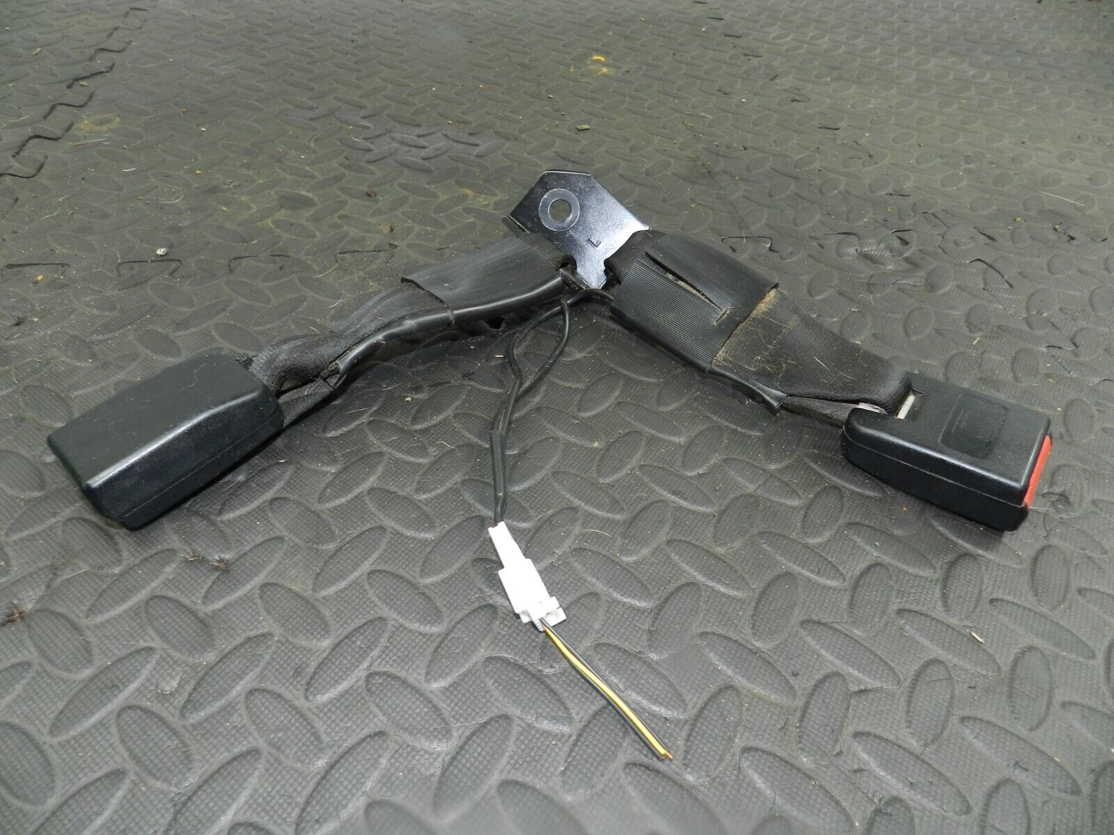 2009 NISSAN QASHQAI J10. REAR CENTRE SEAT BELT BUCKLES