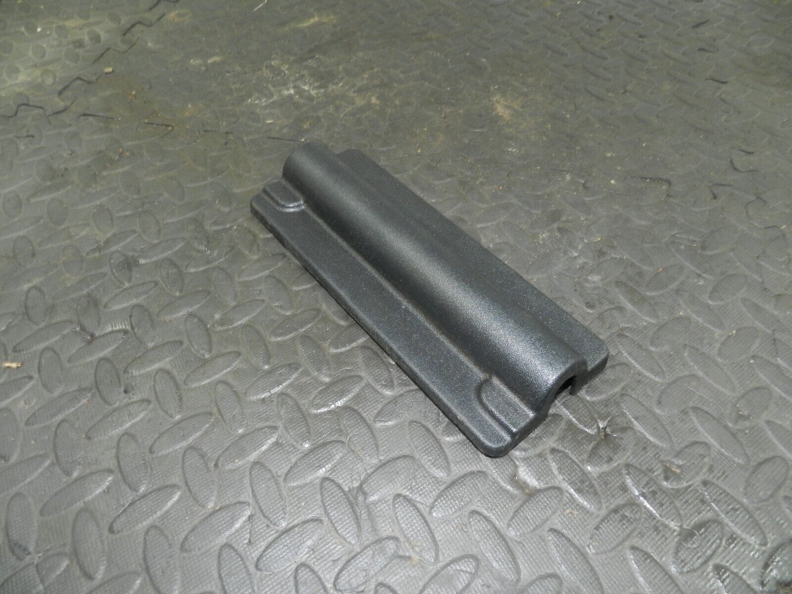 (154) 2003 LAND ROVER DISCOVERY 2 TD5. 3RD THIRD ROW SEAT FRAME TRIM