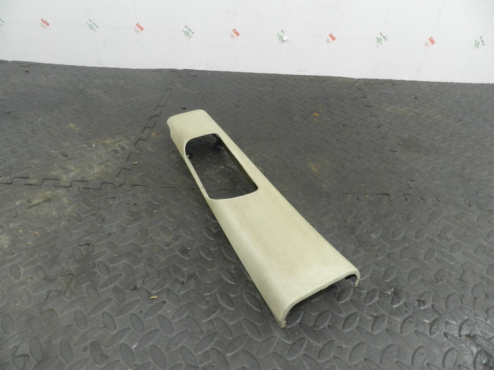 (154) 2003 LAND ROVER DISCOVERY 2 TD5. DRIVER SIDE B PILLAR TRIM COMPLETE