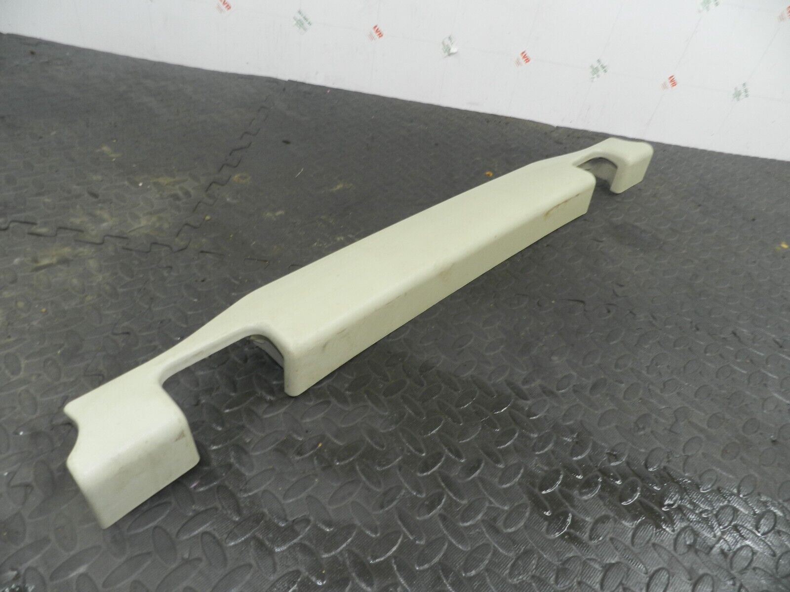 (154) 2003 LAND ROVER DISCOVERY 2 TD5. 3RD THIRD ROW HEAD REST TRIM ROOF PANEL