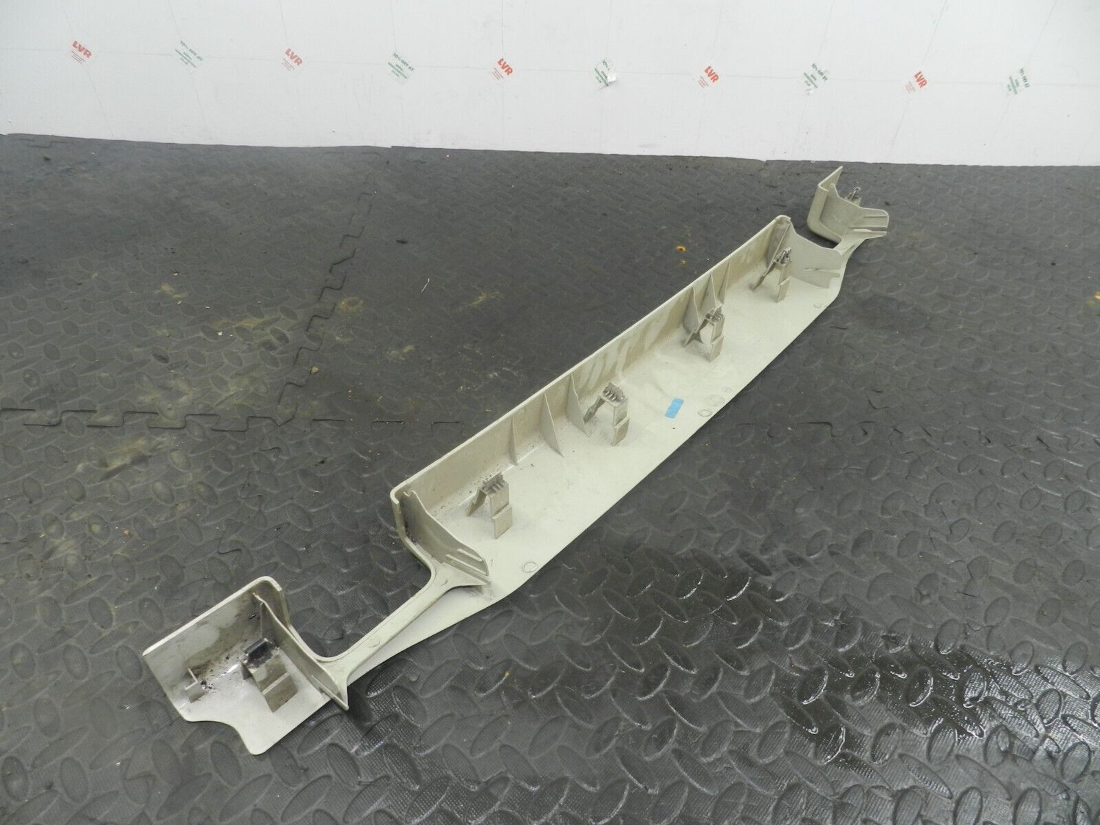 (154) 2003 LAND ROVER DISCOVERY 2 TD5. 3RD THIRD ROW HEAD REST TRIM ROOF PANEL - Image 2