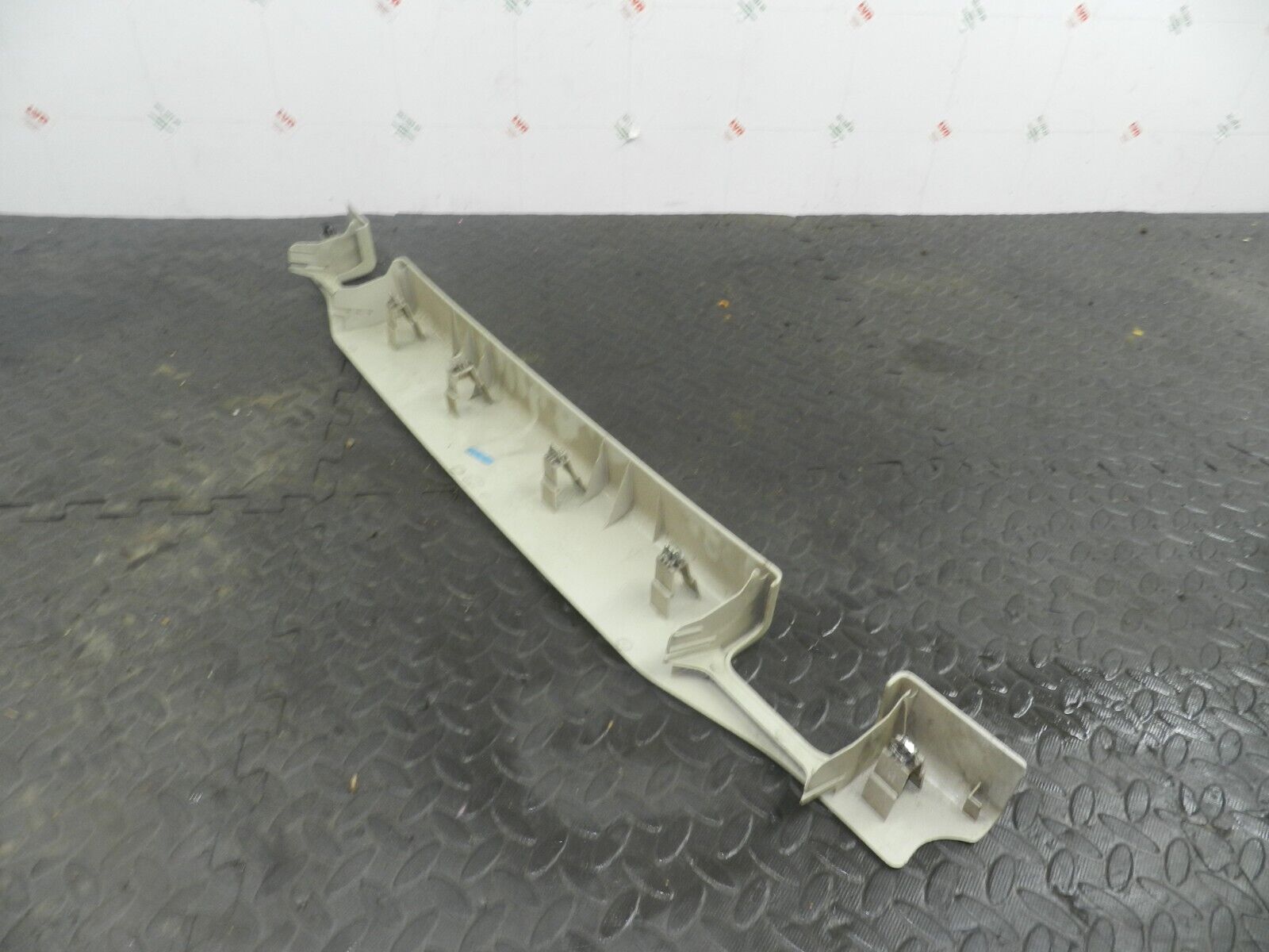 (154) 2003 LAND ROVER DISCOVERY 2 TD5. 3RD THIRD ROW HEAD REST TRIM ROOF PANEL - Image 3