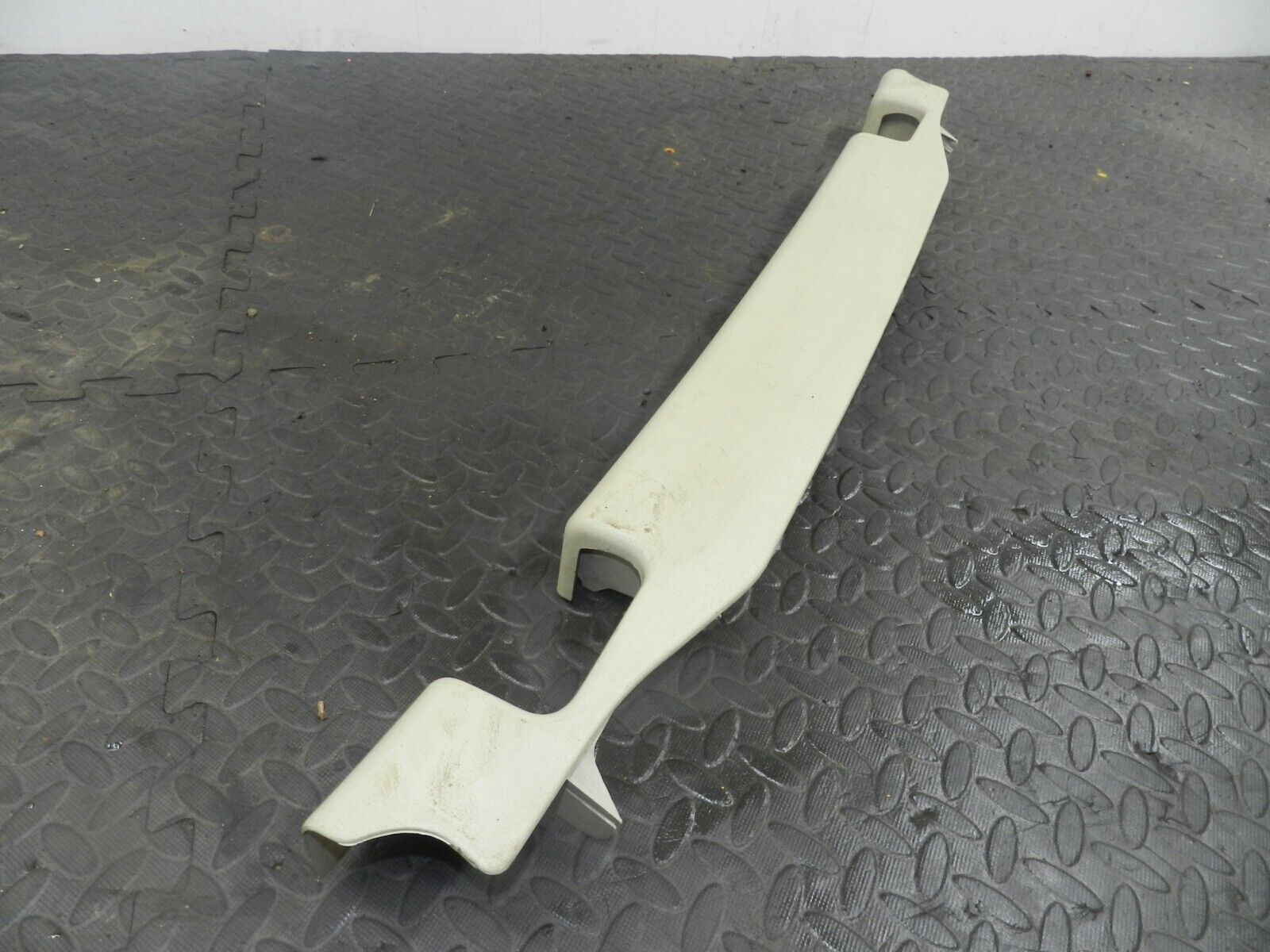 (154) 2003 LAND ROVER DISCOVERY 2 TD5. 3RD THIRD ROW HEAD REST TRIM ROOF PANEL - Image 4