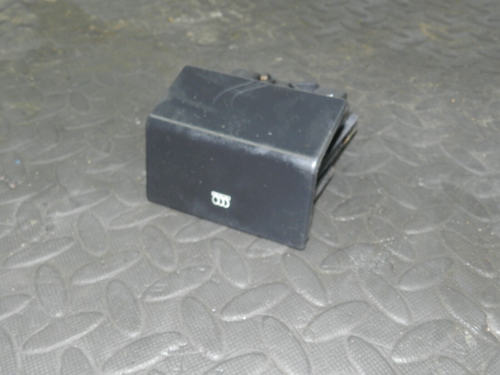 (154) 2003 LAND ROVER DISCOVERY 2 TD5. COIN TRAY