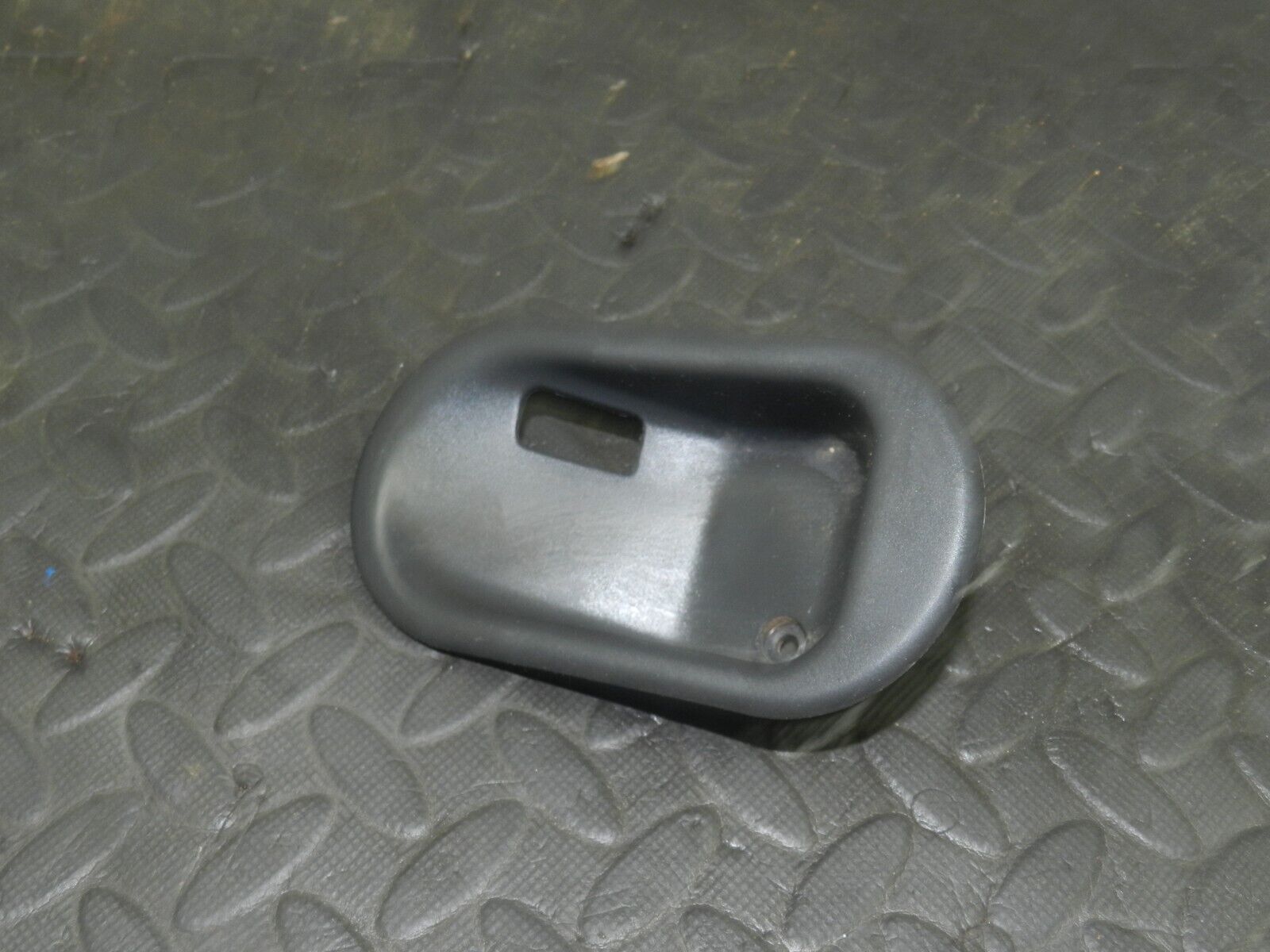 (154) 2003 LAND ROVER DISCOVERY 2 TD5. DOOR HANDLE FRAME