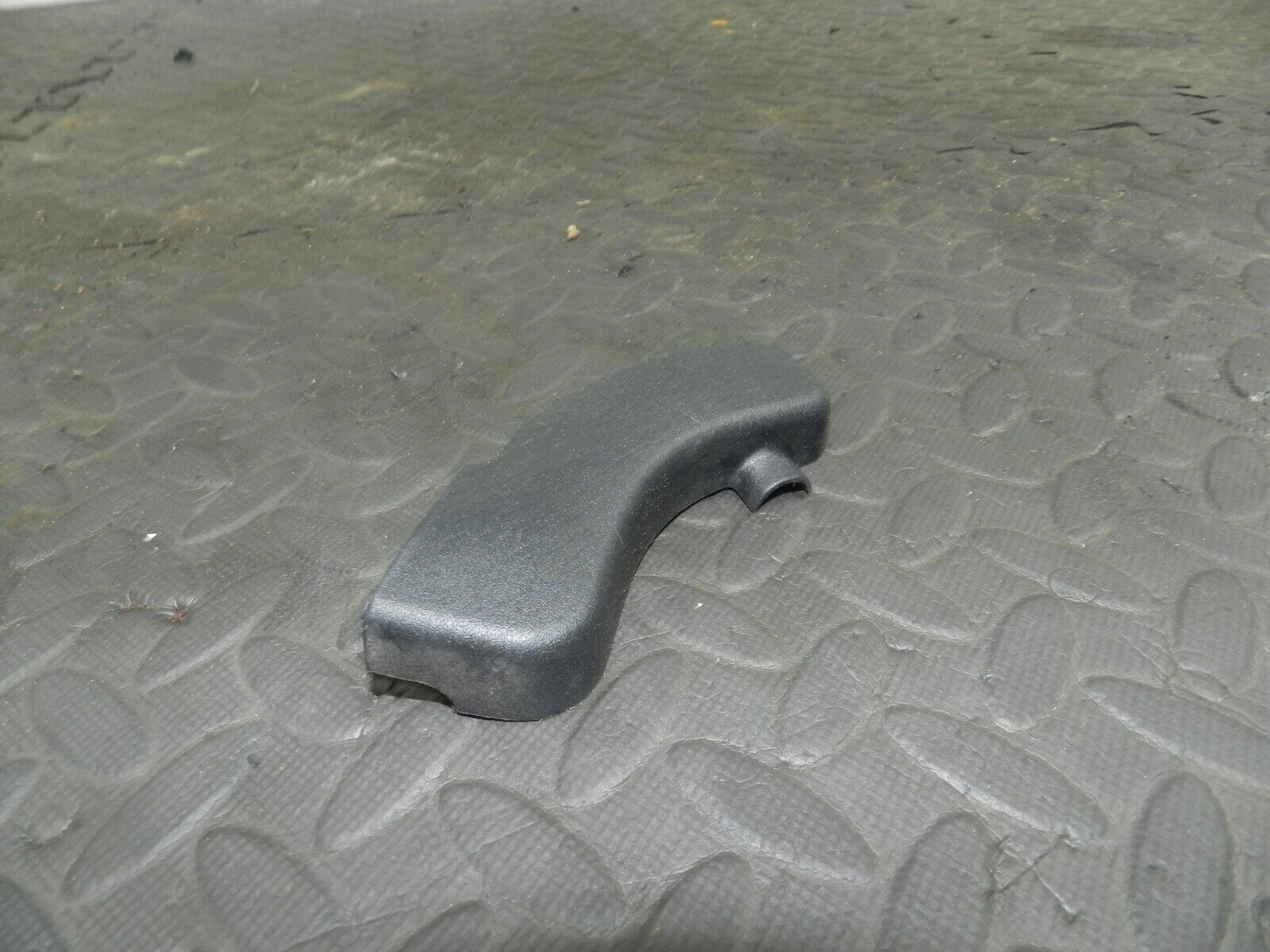 (154) 2003 LAND ROVER DISCOVERY 2 TD5. REAR VIEW MIRROR TRIM - Image 2