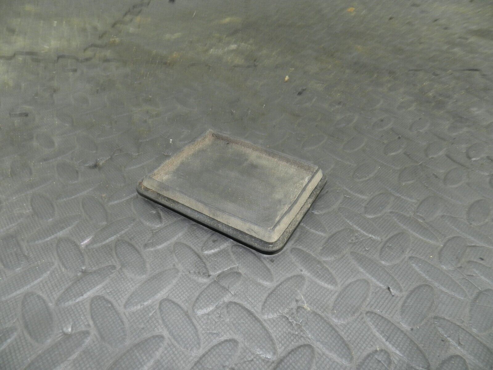 (154) 2003 LAND ROVER DISCOVERY 2 TD5. RUBBER MAT - Image 2