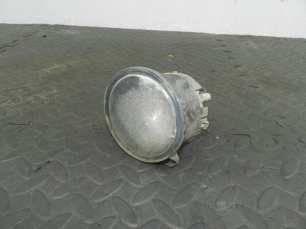 (154) 2003 LAND ROVER DISCOVERY 2 TD5. RIGHT SIDE FOG LIGHT