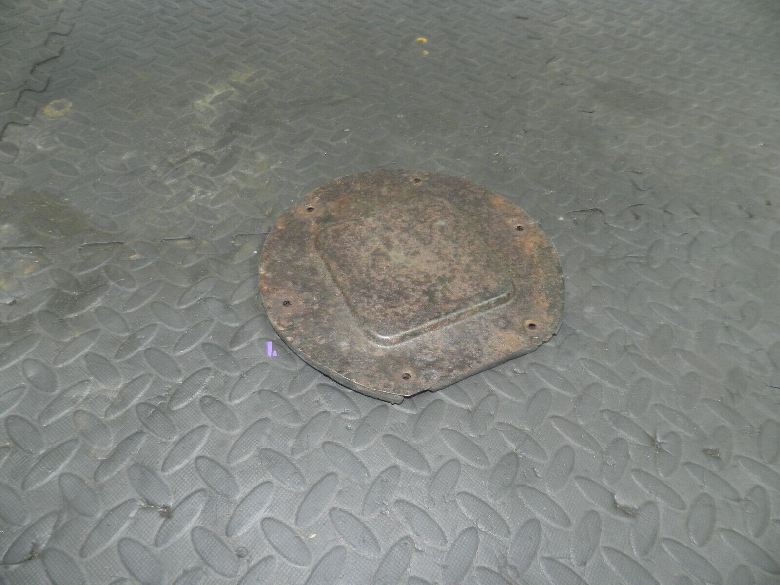 (154) 2003 LAND ROVER DISCOVERY 2 TD5. FUEL TANK PUMP COVER