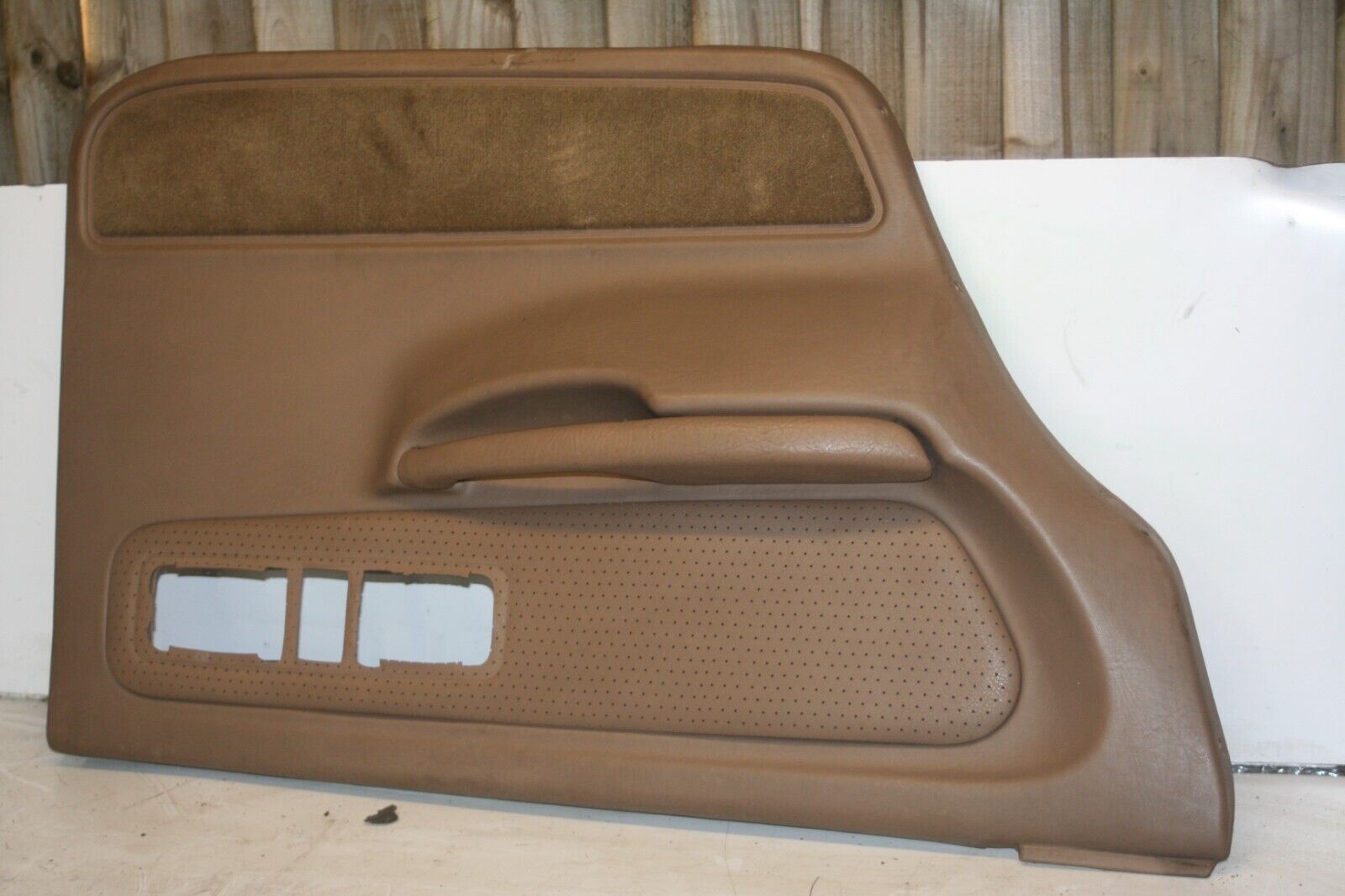 1990 FORD GRANADA MK3. PASSENGER SIDE REAR DOOR CARD BROWN - Image 2