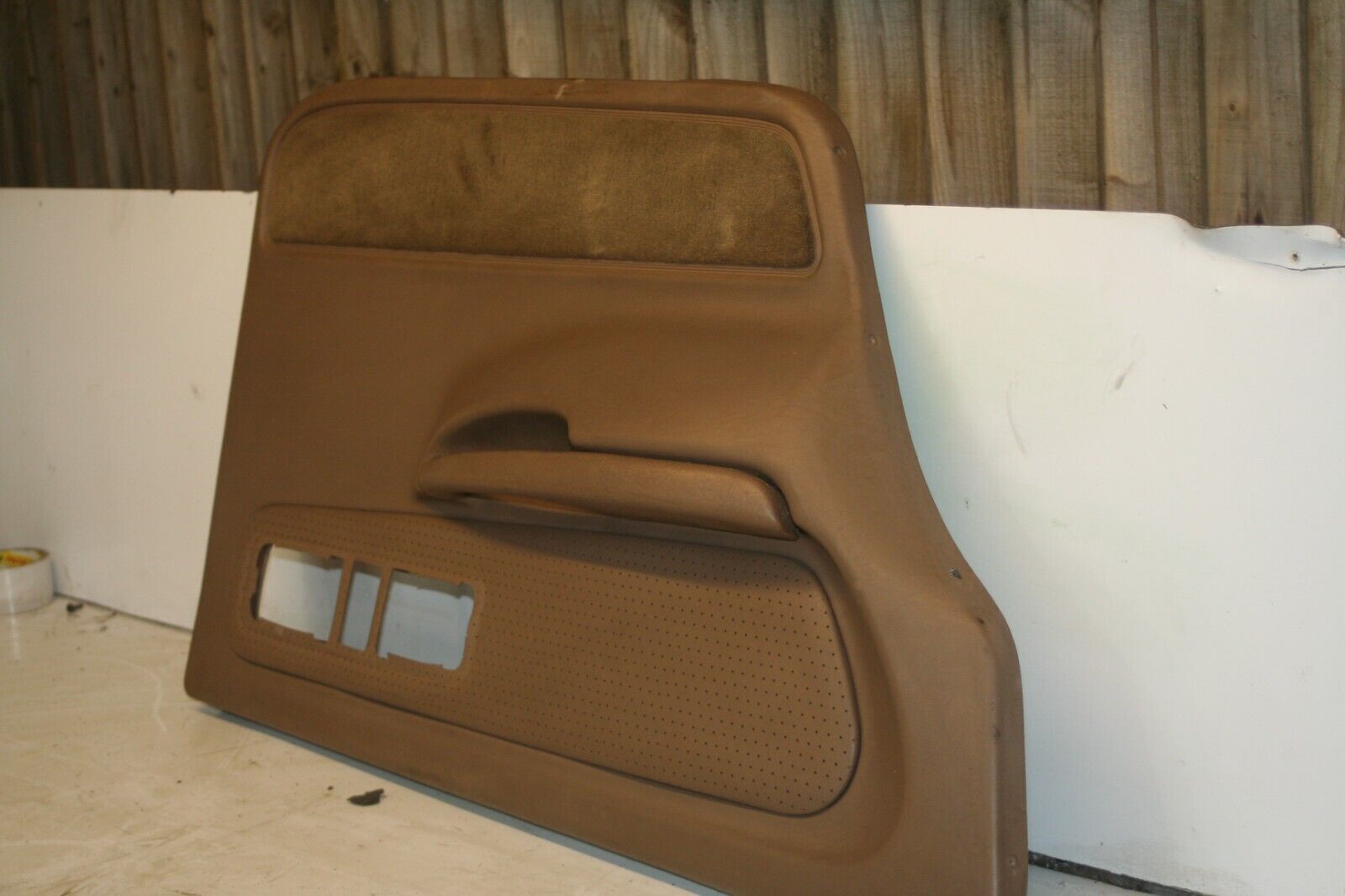 1990 FORD GRANADA MK3. PASSENGER SIDE REAR DOOR CARD BROWN - Image 3