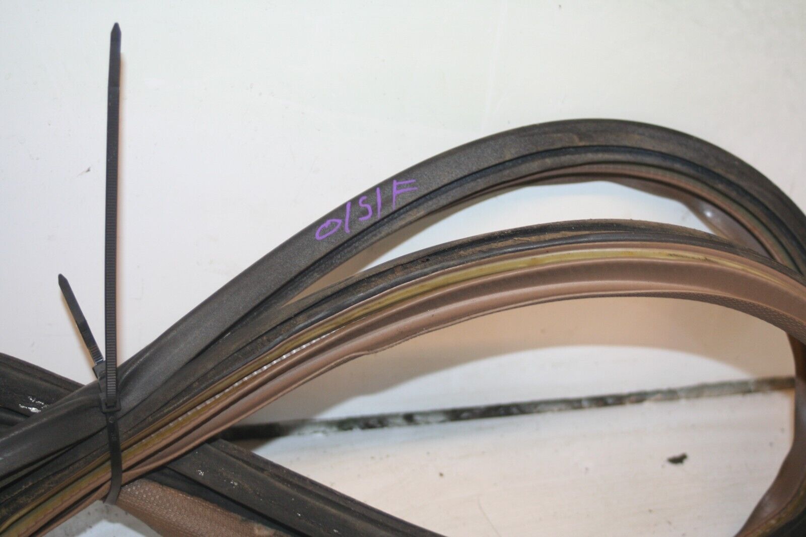 1990 FORD GRANADA MK3. DRIVER SIDE FRONT DOOR RUBBER SEAL - Image 2