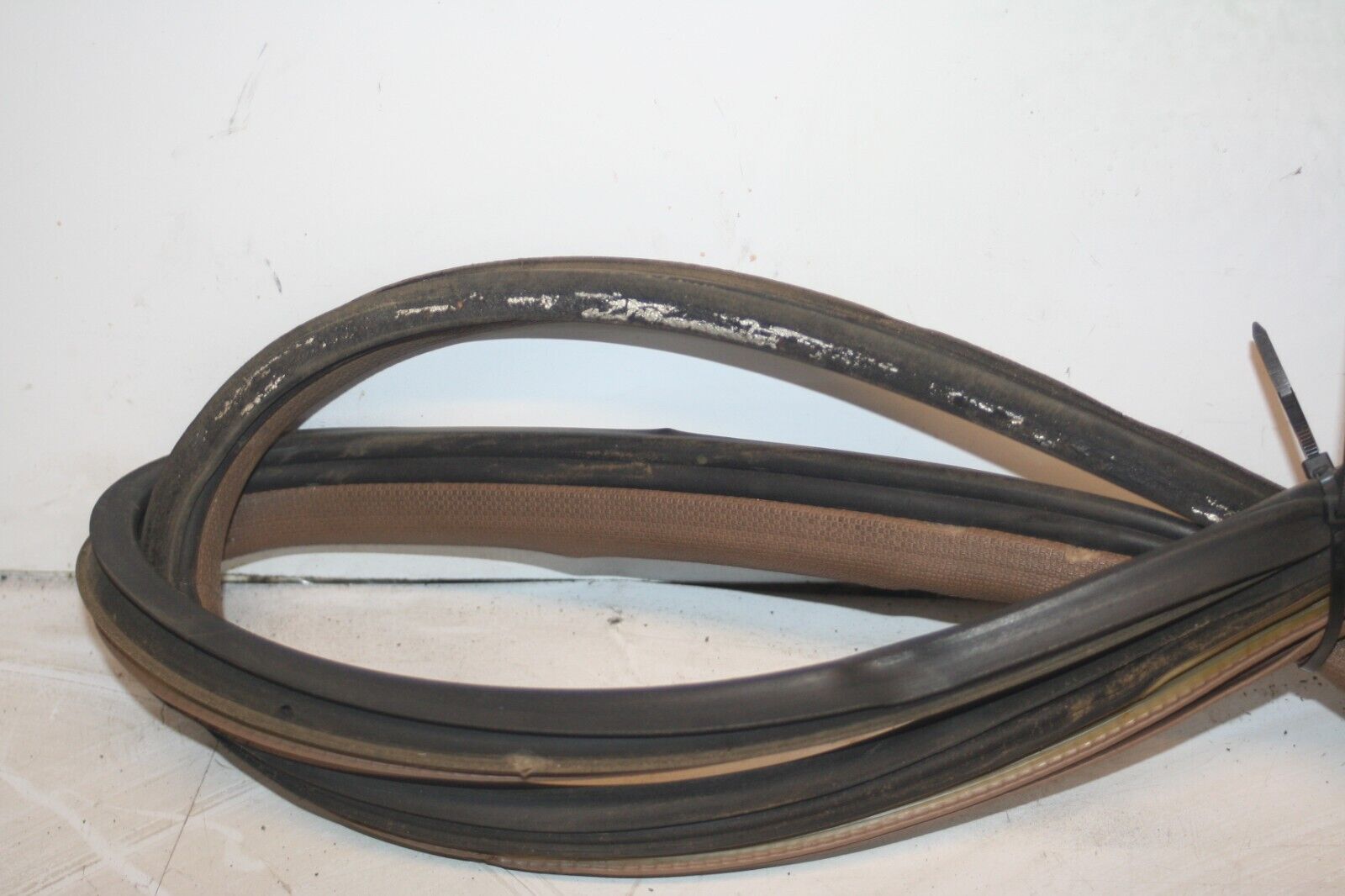 1990 FORD GRANADA MK3. DRIVER SIDE FRONT DOOR RUBBER SEAL - Image 3