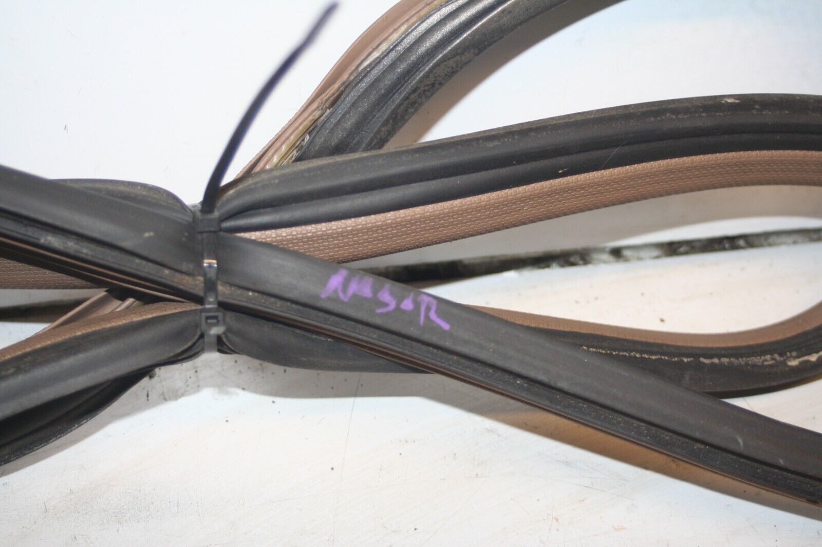 1990 FORD GRANADA MK3. PASSENGER SIDE REAR DOOR RUBBER SEAL - Image 2