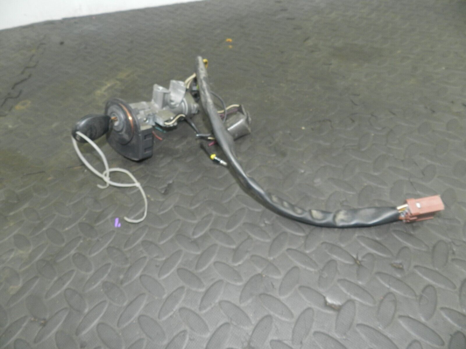 (154) 2003 LAND ROVER DISCOVERY 2 TD5. IGNITION BARREL + KEY