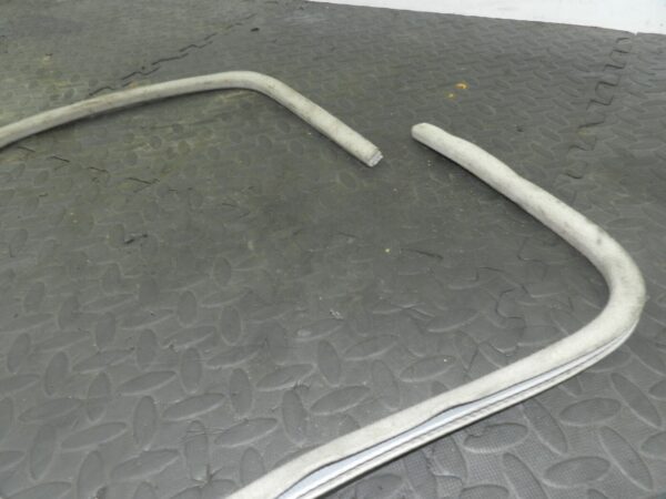 (154) 2003 LAND ROVER DISCOVERY 2 TD5. SUN ROOF SURROUND TRIM - Image 2