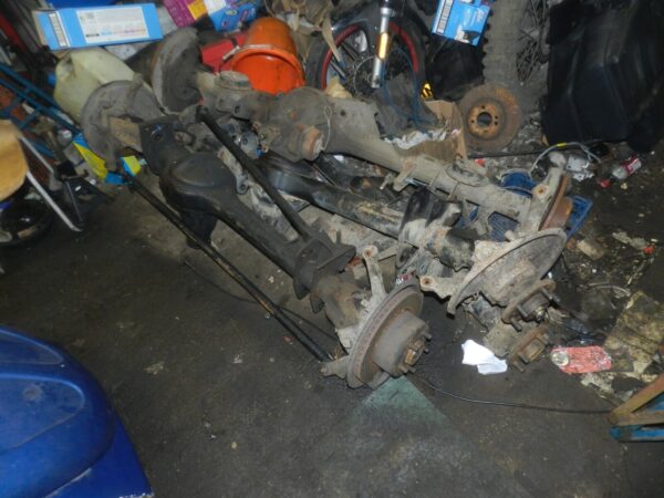 (154) 03 LAND ROVER DISCOVERY 2 TD5. FRONT AXLE AND DIFF STUB AXLES DIFFERENTIAL