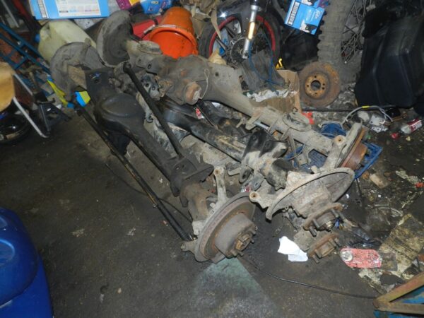 (154) 03 LAND ROVER DISCOVERY 2 TD5. REAR AXLE AND DIFF STUB AXLES DIFFERENTIAL