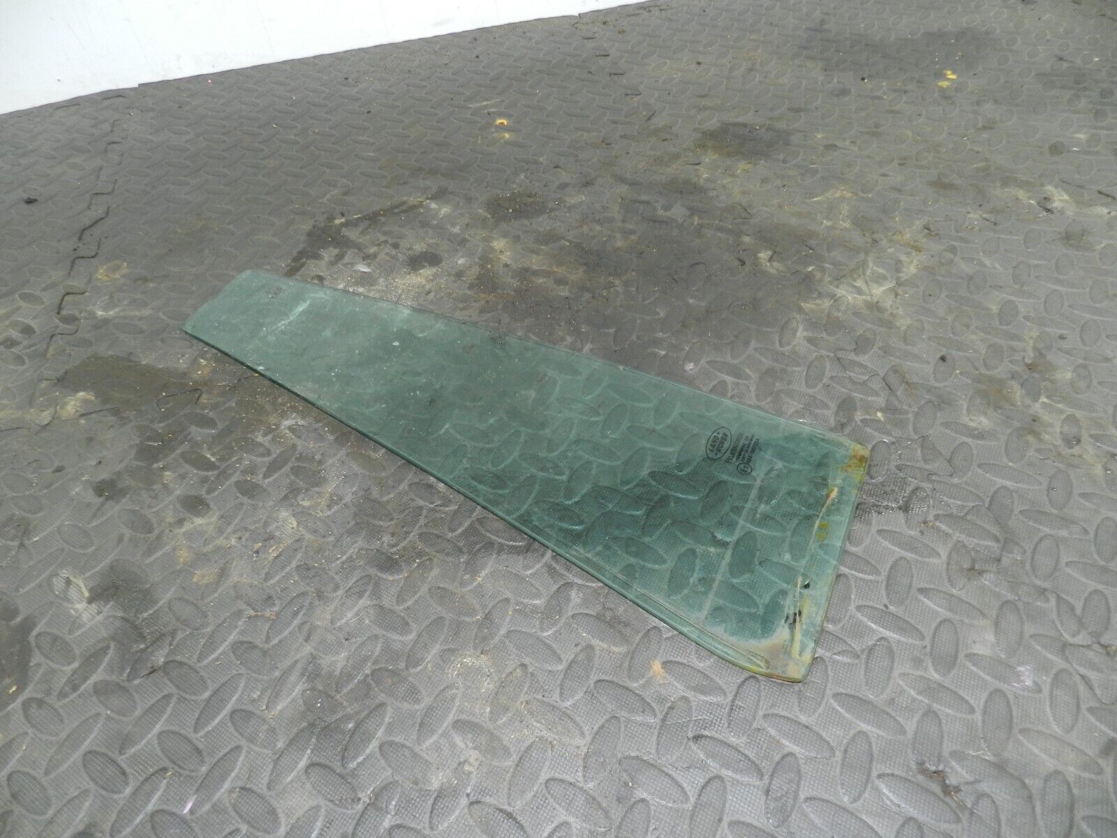 (154) 2003 LAND ROVER DISCOVERY 2 TD5. REAR WINDOW QUARTER GLASS