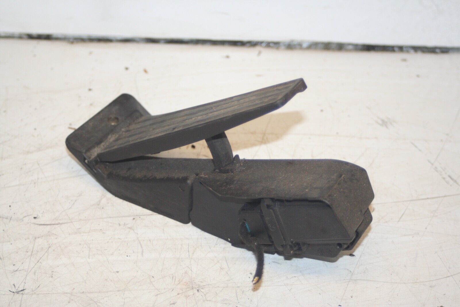 (95) 2010 BMW 1 SERIES E82. THROTTLE ACCELERATOR PEDAL 6793743 - Image 2