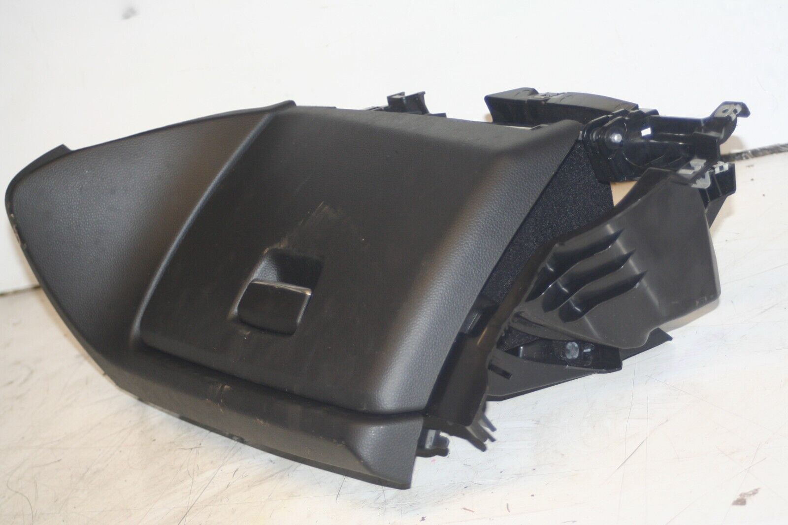 (95) 2010 BMW 1 SERIES E82. GLOVE BOX