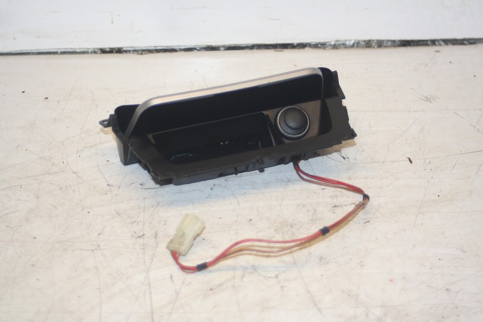 (95) 2010 BMW 1 SERIES E82. ASHTRAY 12V SOCKET SILVER