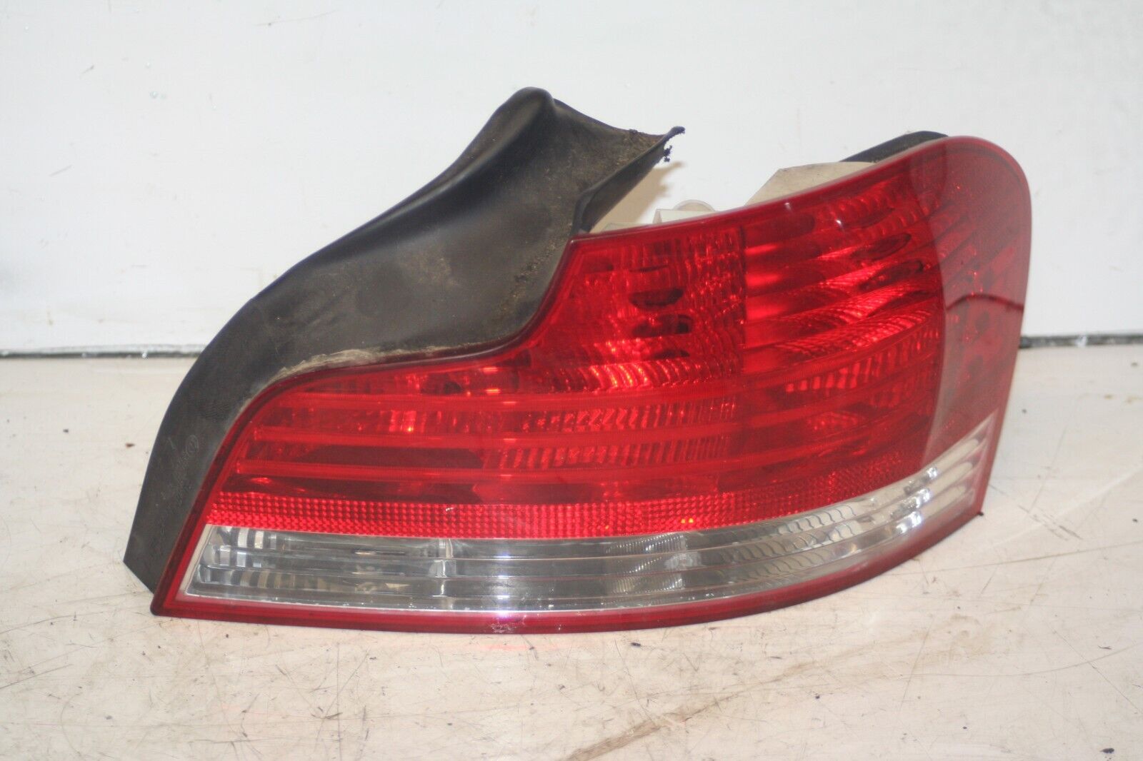 (95) 2010 BMW 1 SERIES E82. DRIVER SIDE REAR LIGHT
