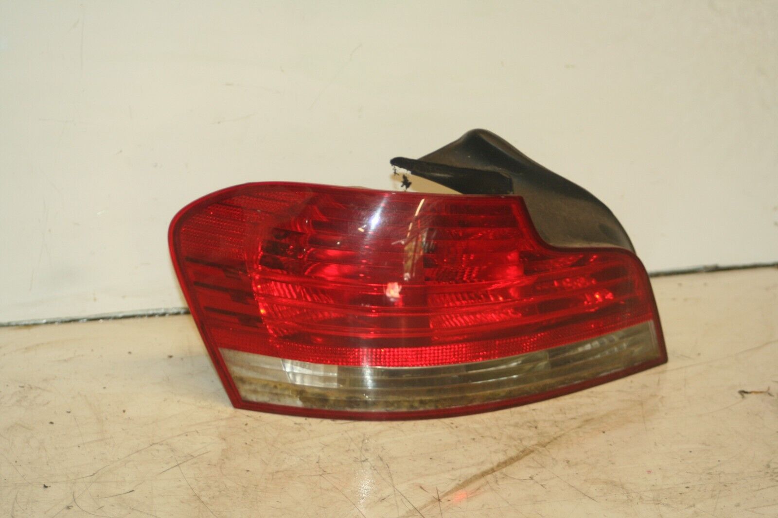 (95) 2010 BMW 1 SERIES E82. PASSENGER SIDE REAR LIGHT