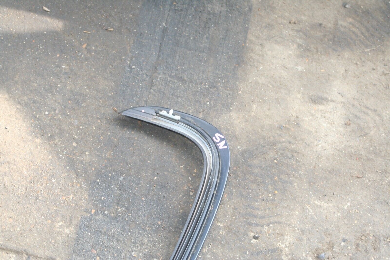 (95) 2010 BMW 1 SERIES E82. SIDE CAR TRIM PASSENGER SIDE FRAME WINDOW - Image 3