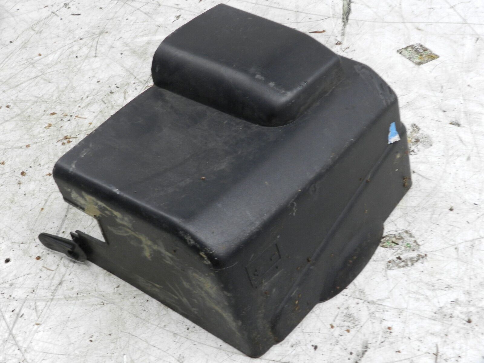 (135) 2003 CITROEN C3 PLURIEL CONVERTIBLE. BATTERY COVER TRIM