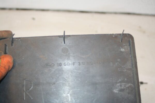 1990 FORD GRANADA MK3. 90GB-F310N04-AA HEADLIGHT ACCESS COVER - Image 4