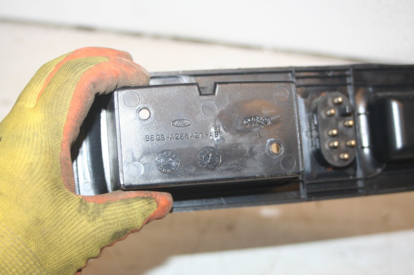 1990 FORD GRANADA MK3. 86GB-A266A21-AB DOOR HANDLE SURROUND WINDOW SWITCH - Image 5