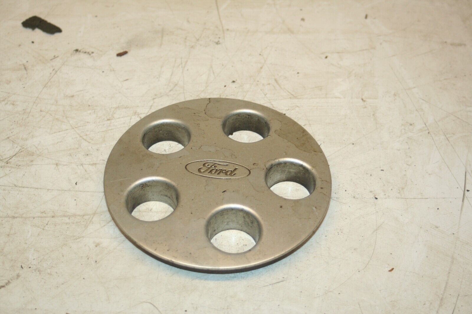 1990 FORD GRANADA MK3. WHEEL CENTRE CAP DAMAGED 85GB-1130-DA
