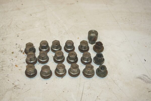 1990 FORD GRANADA MK3. 18 WHEEL NUTS AND 1 KEY