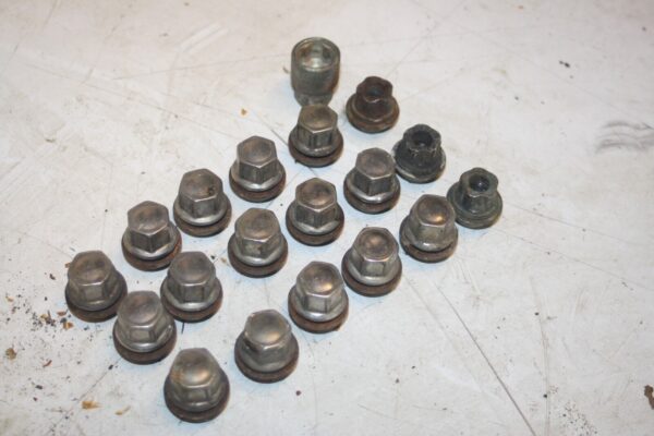 1990 FORD GRANADA MK3. 18 WHEEL NUTS AND 1 KEY - Image 2