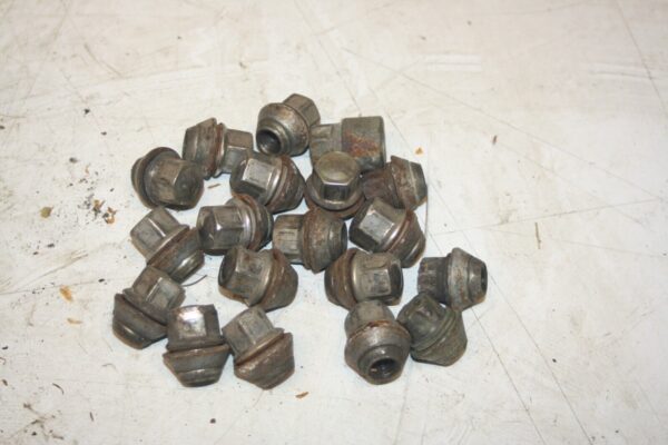 1990 FORD GRANADA MK3. 18 WHEEL NUTS AND 1 KEY - Image 3