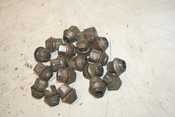 1990 FORD GRANADA MK3. 18 WHEEL NUTS AND 1 KEY - Image 4
