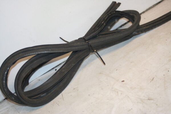 1990 FORD GRANADA MK3. BOOT LID TAILGATE DOOR RUBBER SEAL - Image 2