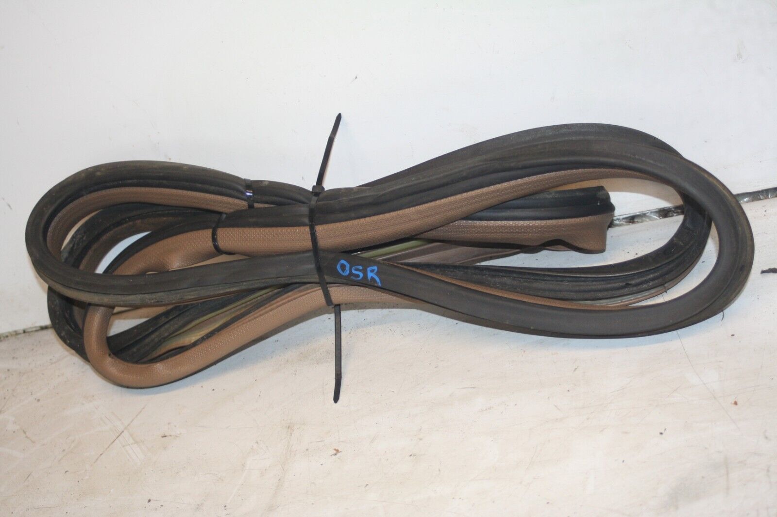 1990 FORD GRANADA MK3. DRIVER SIDE REAR DOOR RUBBER SEAL - Image 2