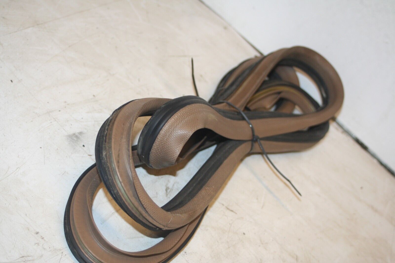 1990 FORD GRANADA MK3. DRIVER SIDE REAR DOOR RUBBER SEAL - Image 3