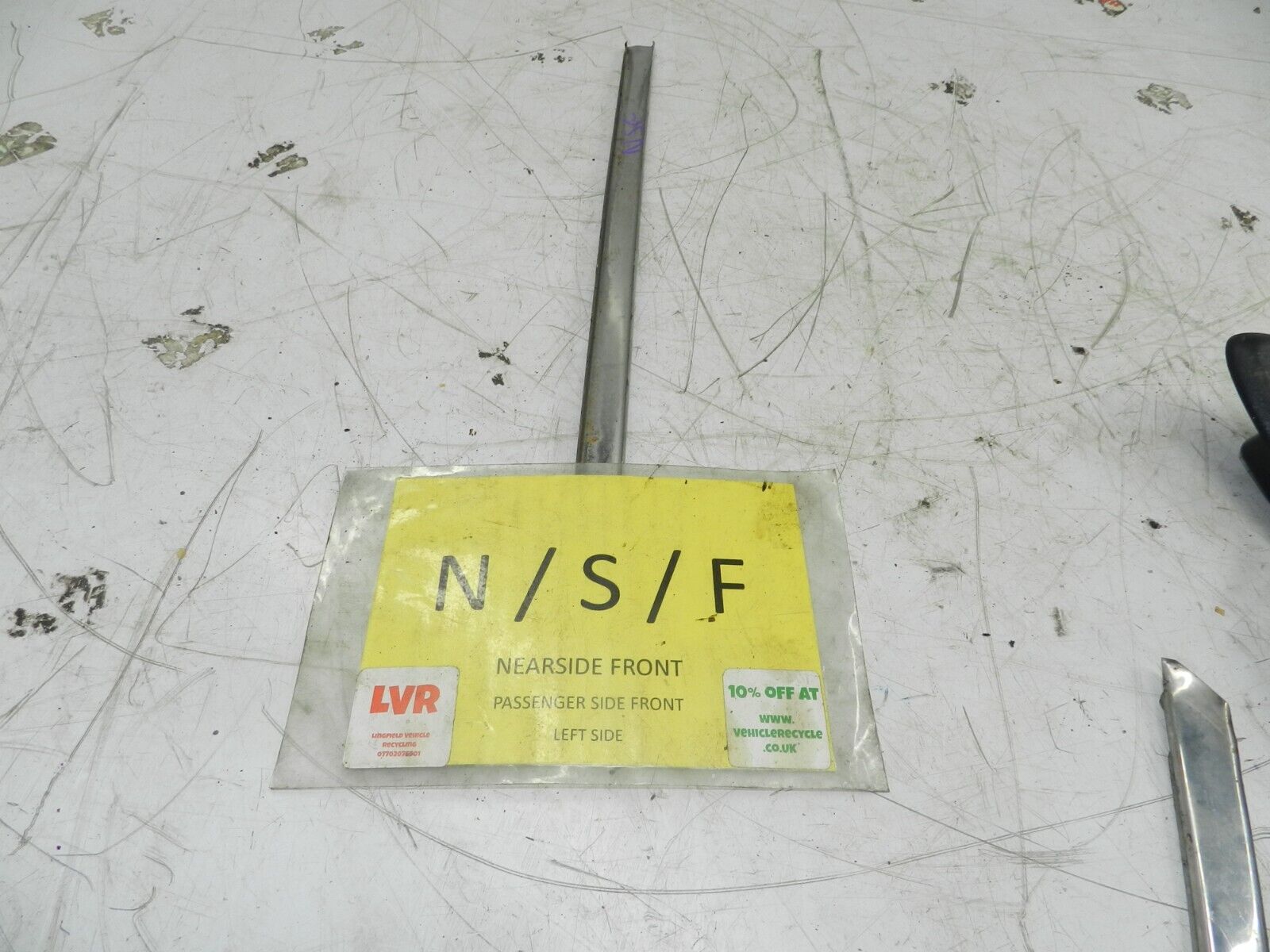 1993 FORD GRANADA DORCHESTER. PASSENGER SIDE FRONT CHROME TRIM - Image 2