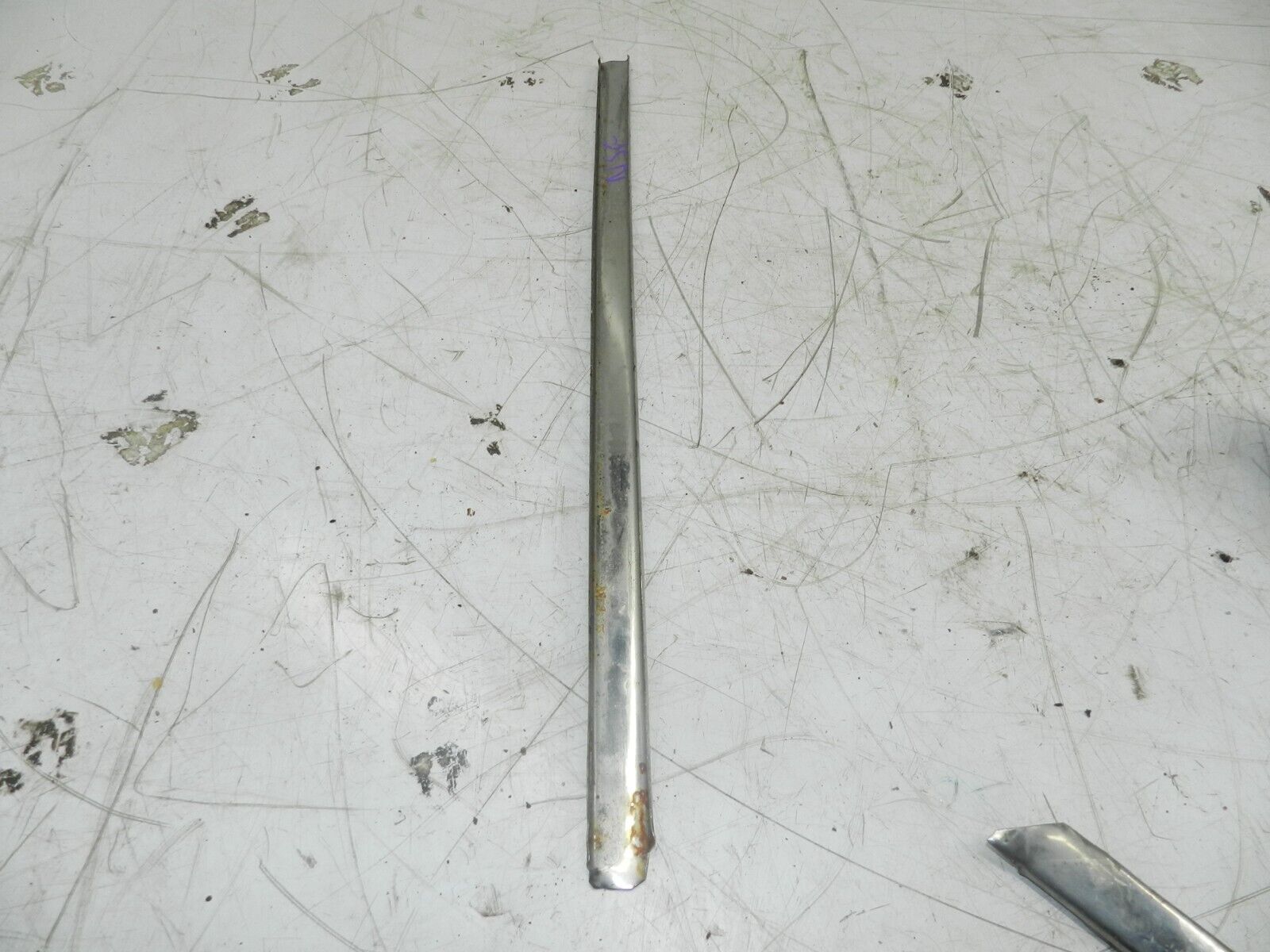 1993 FORD GRANADA DORCHESTER. PASSENGER SIDE FRONT CHROME TRIM - Image 3